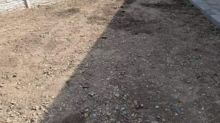 Udusané podloží těžkou technikou před realizací
