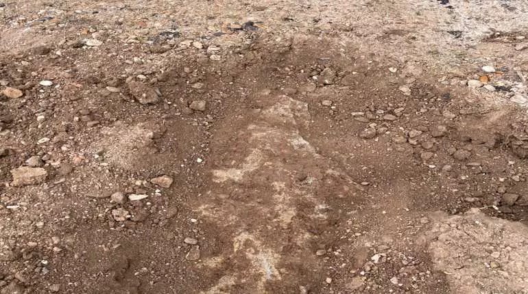 Pohřbená stavební suť a jíl pod budoucím trávníkem
