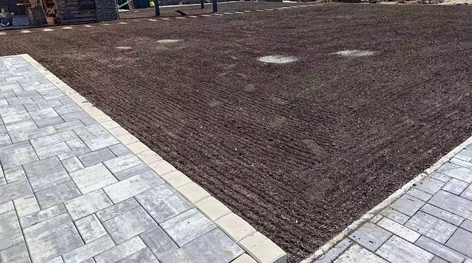 Založení trávníku výsevem Bukovice. Leveling, výsev trávníku. slideshow8