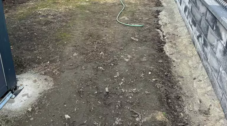 Chybějící technologické chráničky pod chodníky