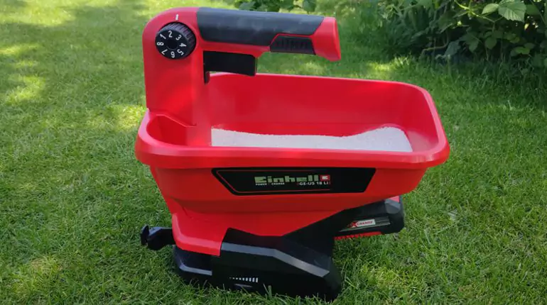 Přesívání trávníku