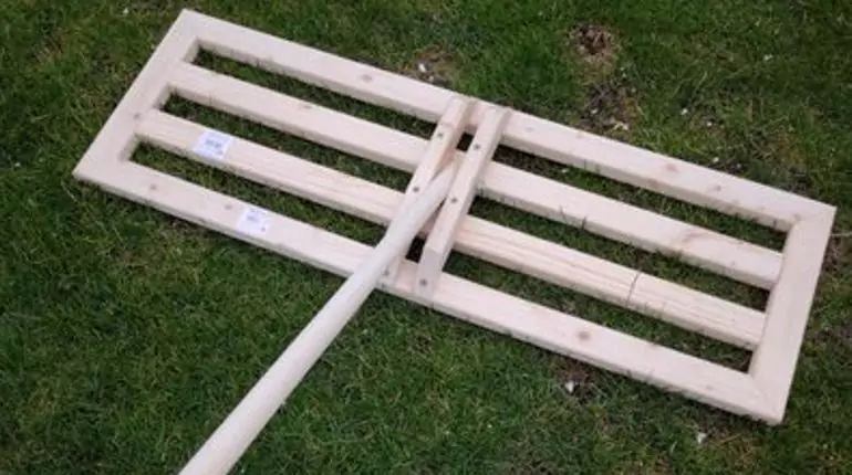 Leveling trávníku (rovnání povrchu)